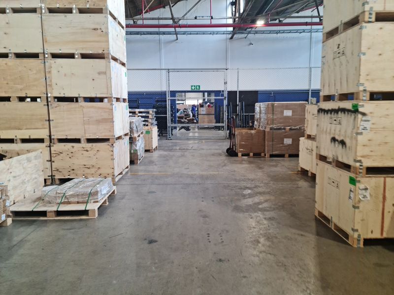 3083m2 Warehouse To Let in a secure business park in Blackheath. - Photo 10