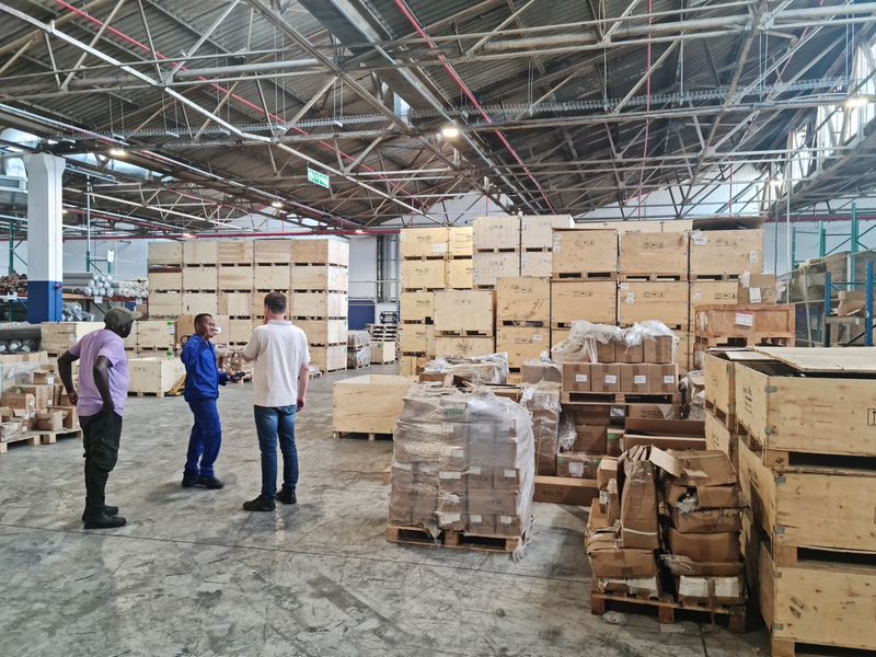 3083m2 Warehouse To Let in a secure business park in Blackheath. - Photo 9