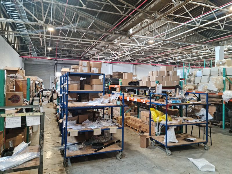 3083m2 Warehouse To Let in a secure business park in Blackheath. - Photo 8