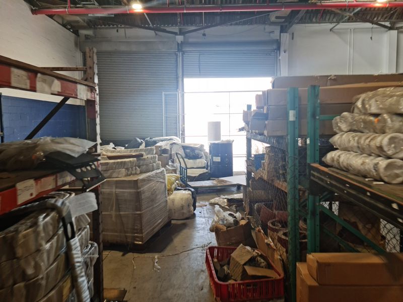 3083m2 Warehouse To Let in a secure business park in Blackheath. - Photo 7