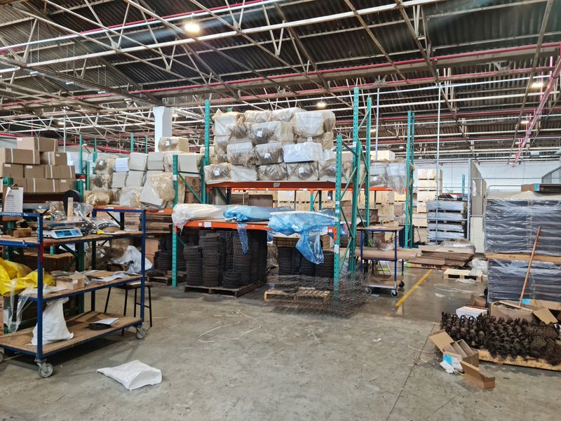 3083m2 Warehouse To Let in a secure business park in Blackheath. - Photo 6