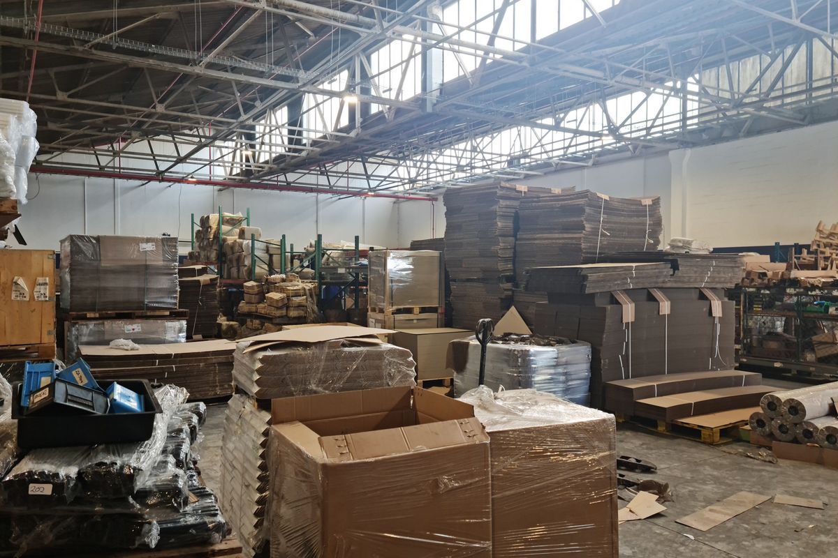 3083m2 Warehouse To Let in a secure business park in Blackheath. - Photo 5