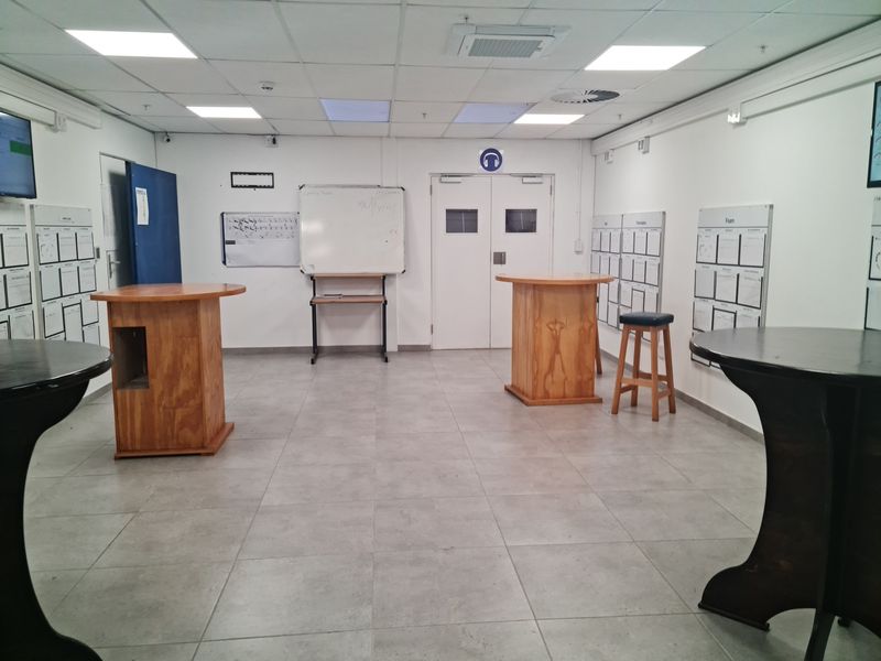 2084m2 Warehouse To Let in a Secure Business park in Blackheath. - Photo 4