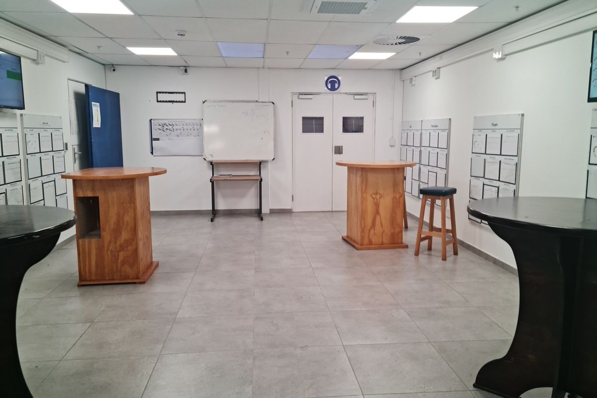 2084m2 Warehouse To Let in a Secure Business park in Blackheath. - Photo 4