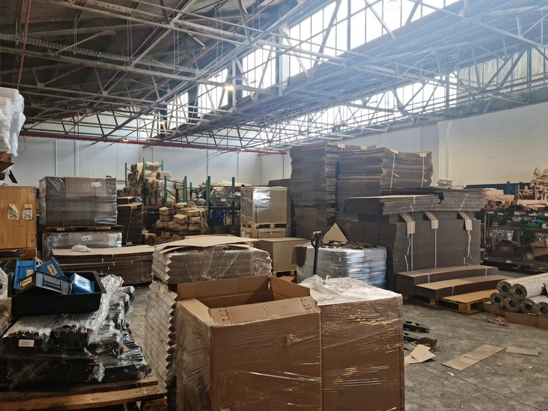 2084m2 Warehouse To Let in a Secure Business park in Blackheath. - Photo 5