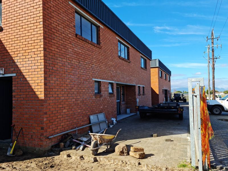 1200m2 Industrial  Warehouse TO LET | TO RENT  in Blackheath. - Photo 2