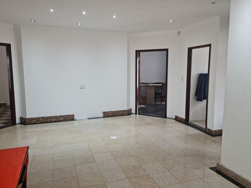 553m2 Industrial Property with Office Component To Let in the Strand. - Photo 2