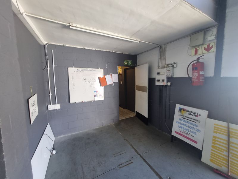 186m2 Industrial Warehouse Unit To Let in Stikland @ R14 88.00 excluding VAT - Photo 7