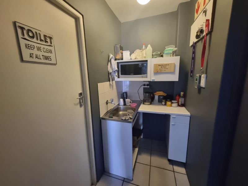 186m2 Industrial Warehouse Unit To Let in Stikland @ R14 88.00 excluding VAT - Photo 6