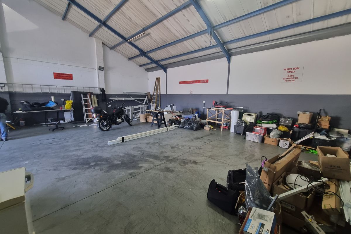 186m2 Industrial Warehouse Unit To Let in Stikland @ R14 88.00 excluding VAT - Photo 2