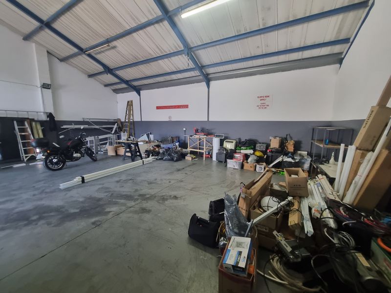 186m2 Industrial Warehouse Unit To Let in Stikland @ R14 88.00 excluding VAT - Photo 5