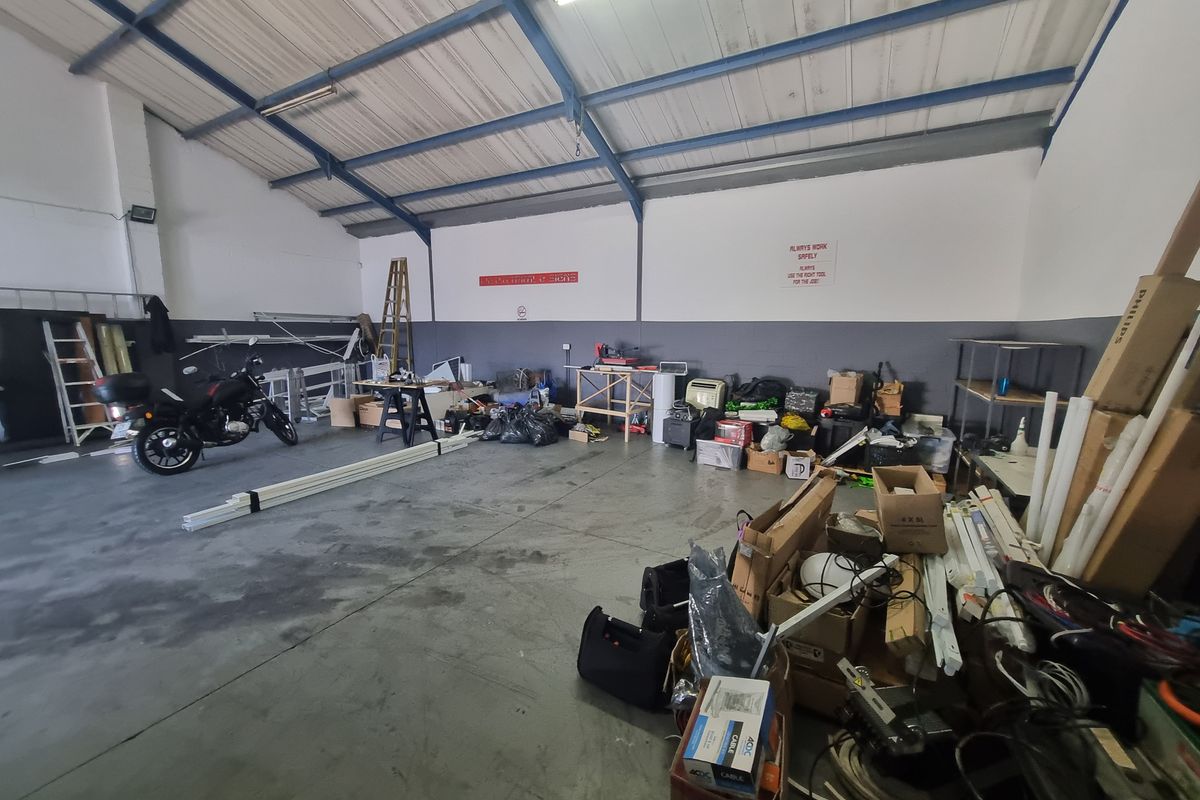 186m2 Industrial Warehouse Unit To Let in Stikland @ R14 88.00 excluding VAT - Photo 5