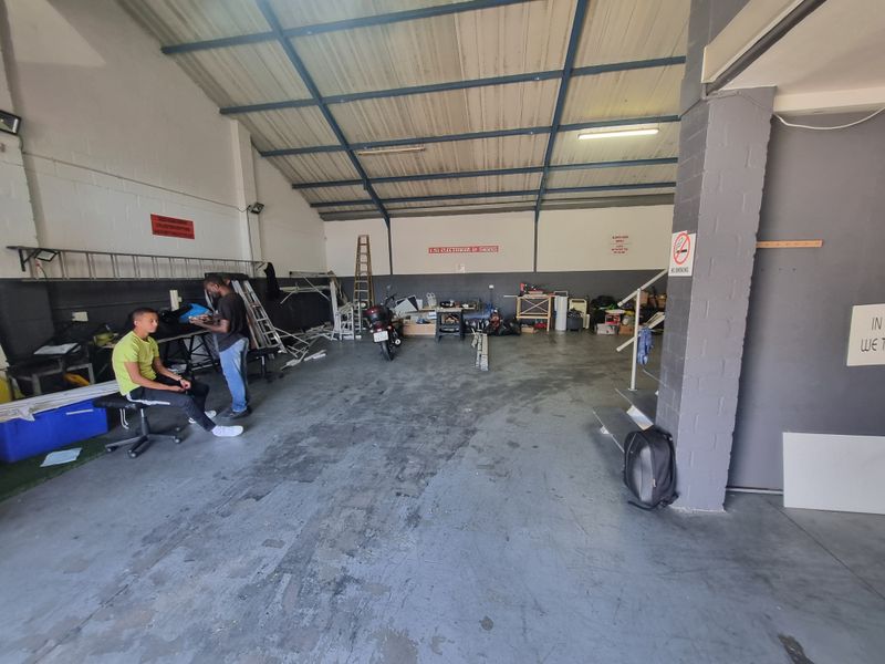 186m2 Industrial Warehouse Unit To Let in Stikland @ R14 88.00 excluding VAT - Photo 4