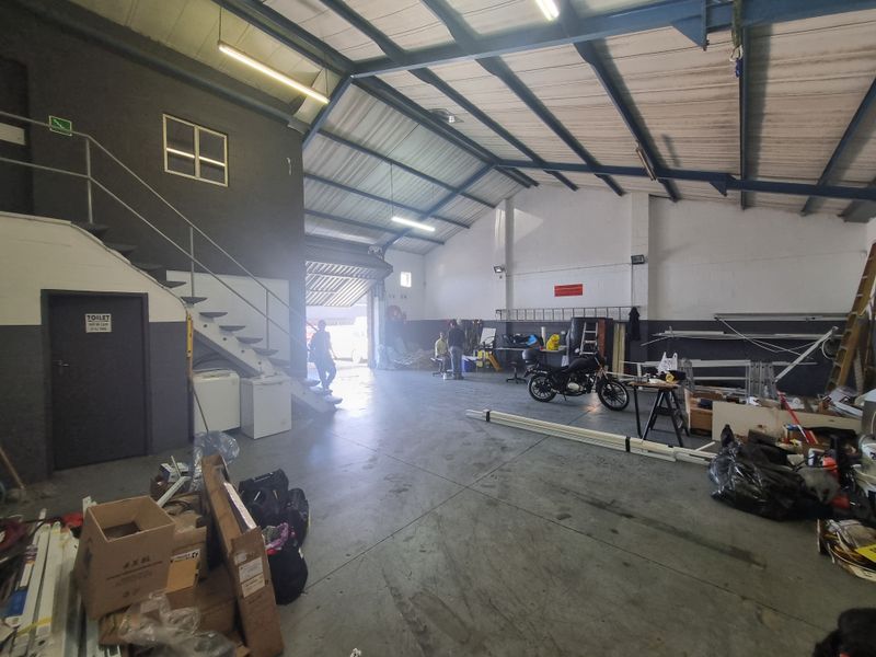 186m2 Industrial Warehouse Unit To Let in Stikland @ R14 88.00 excluding VAT - Photo 3