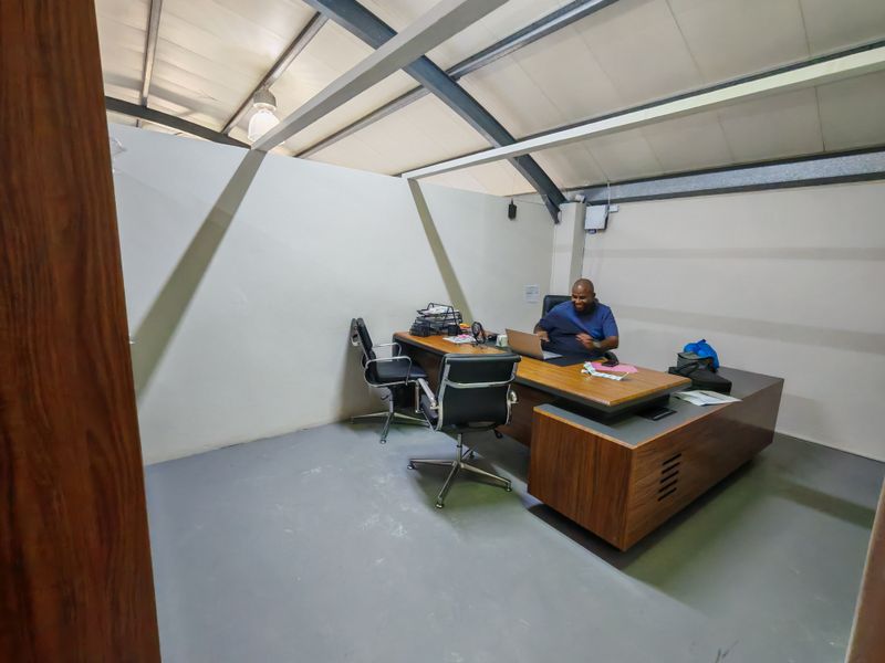 163m2 Industrial Unit - Warehouse + Offices TO LET in Saxenburg Park, Blackheath. - Photo 5