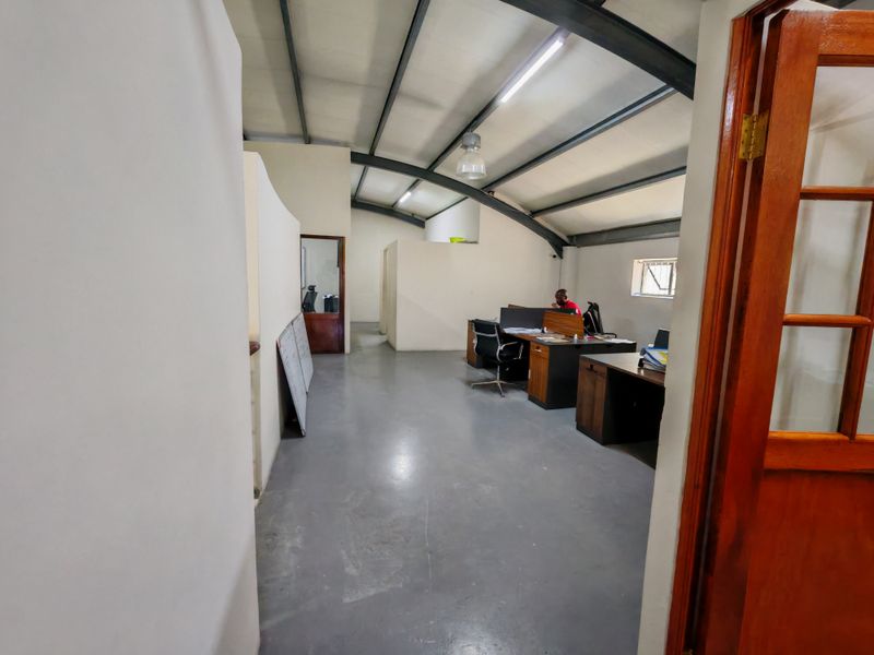 364m2 Commercial Industrial Warehouse To Let in Saxenburg Park. - Photo 9