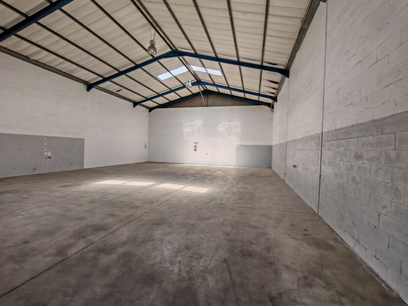 332m2 Industrial Warehouse TO LET in the Strand. - Photo 10