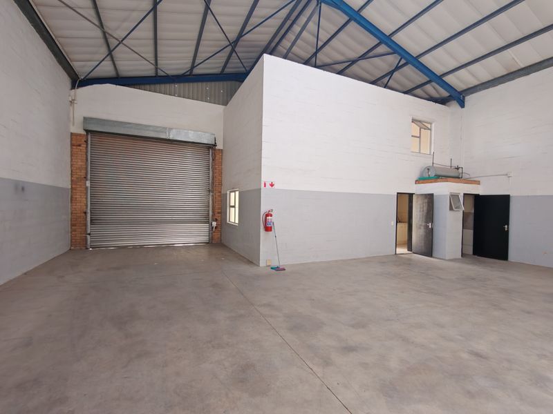 332m2 Industrial Warehouse TO LET in the Strand. - Photo 9