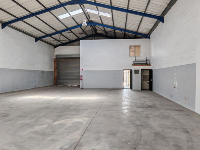 332m2 Industrial Warehouse TO LET in the Strand. - Photo 8