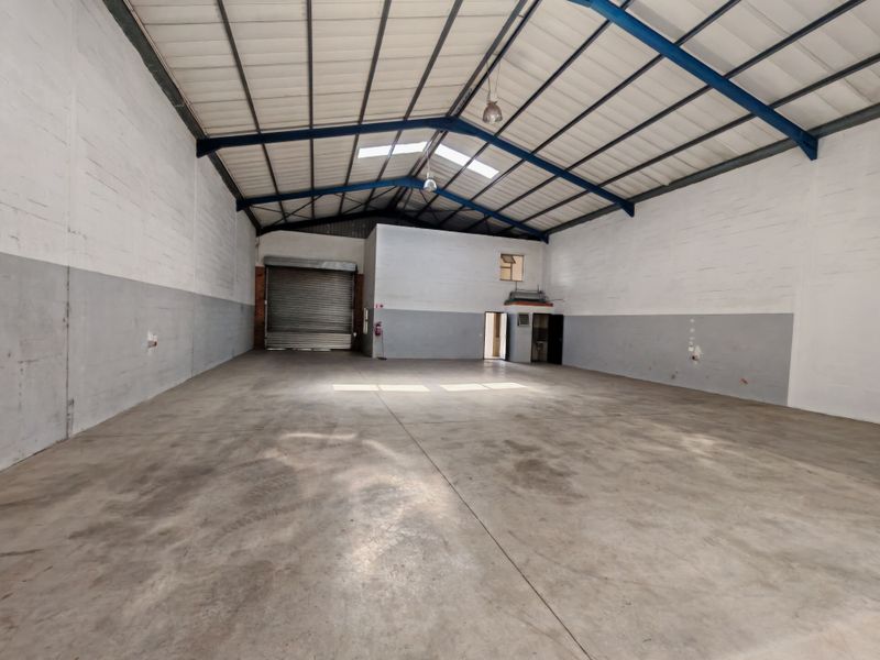 332m2 Industrial Warehouse TO LET in the Strand. - Photo 6