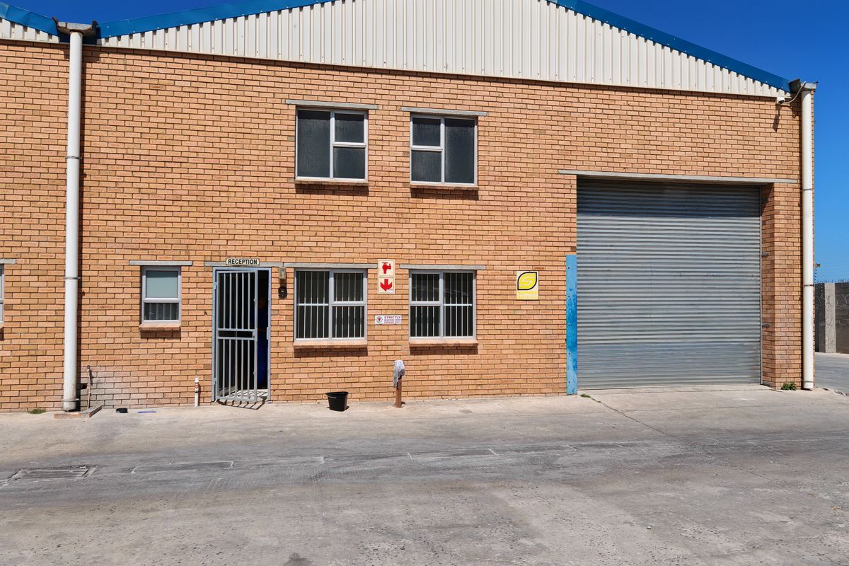 332m2 Industrial Warehouse TO LET in the Strand. - Photo 2