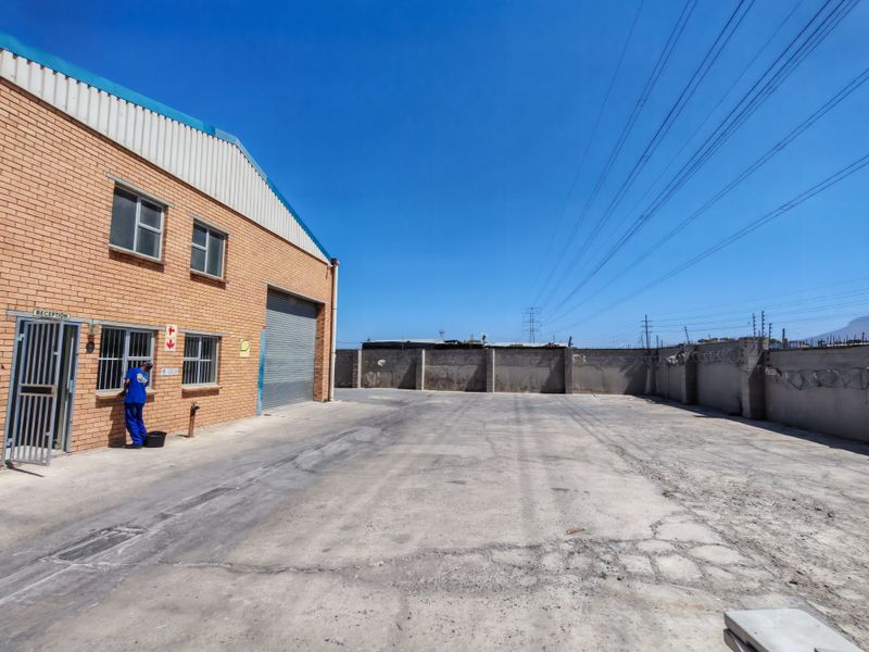 332m2 Industrial Warehouse TO LET in the Strand. - Photo 4