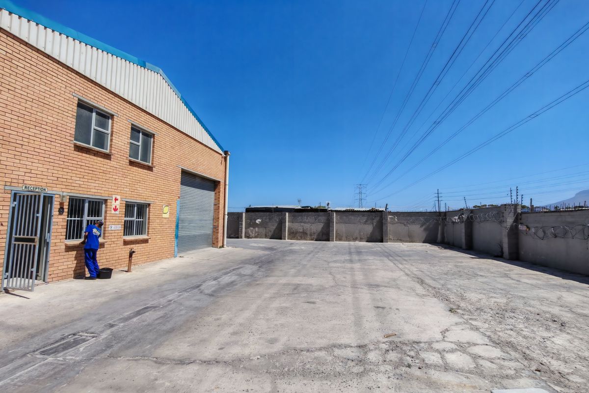 332m2 Industrial Warehouse TO LET in the Strand. - Photo 4