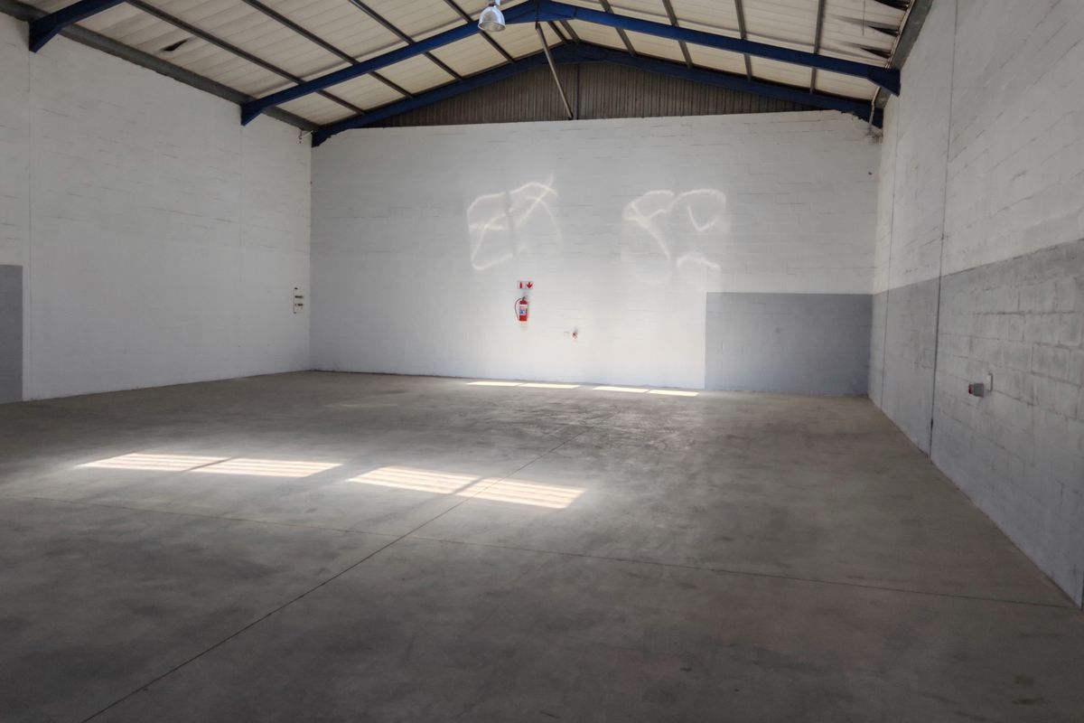 332m2 Industrial Warehouse TO LET in the Strand. - Photo 5