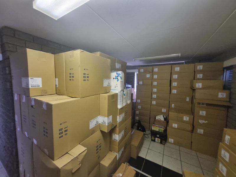 652m2 Industrial Warehouse Unit To Let in Okavango Park @ R45 640.00 excluding VAT - Photo 9