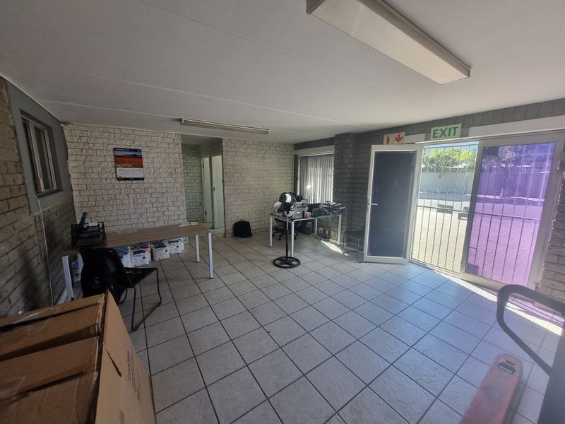 652m2 Industrial Warehouse Unit To Let in Okavango Park @ R45 640.00 excluding VAT - Photo 4
