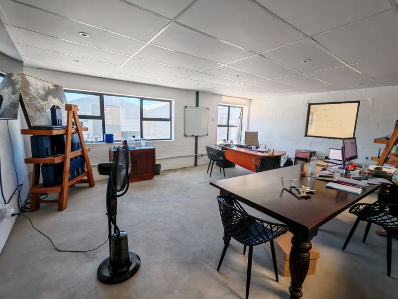 242m2 Industrial Warehouse To Let in Firgrove , Somerset West. - Photo 8