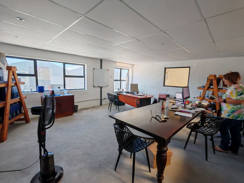 242m2 Industrial Warehouse To Let in Firgrove , Somerset West. - Photo 6