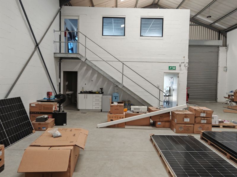 242m2 Industrial Warehouse To Let in Firgrove , Somerset West. - Photo 2