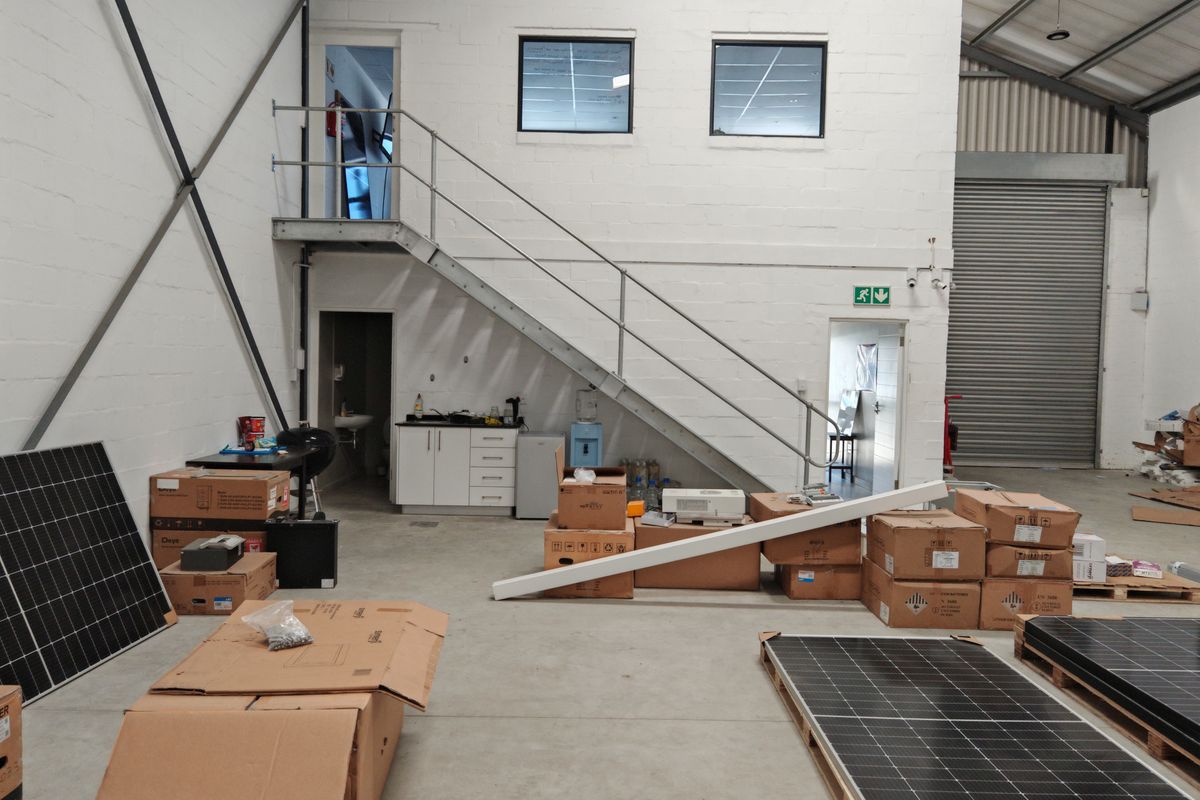 242m2 Industrial Warehouse To Let in Firgrove , Somerset West. - Photo 2