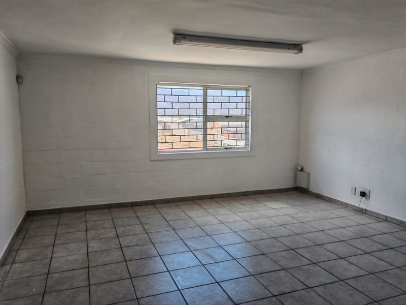 274m2 Industrial Warehouse with small Enclosed Yard Area To Let in the Strand. - Photo 10