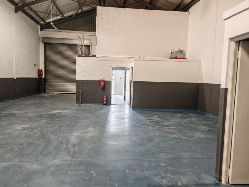 274m2 Industrial Warehouse with small Enclosed Yard Area To Let in the Strand. - Photo 7
