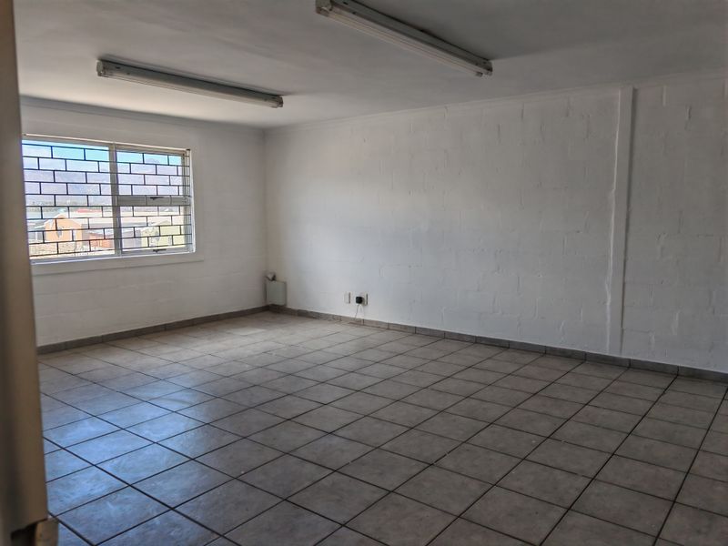 274m2 Industrial Warehouse with small Enclosed Yard Area To Let in the Strand. - Photo 2