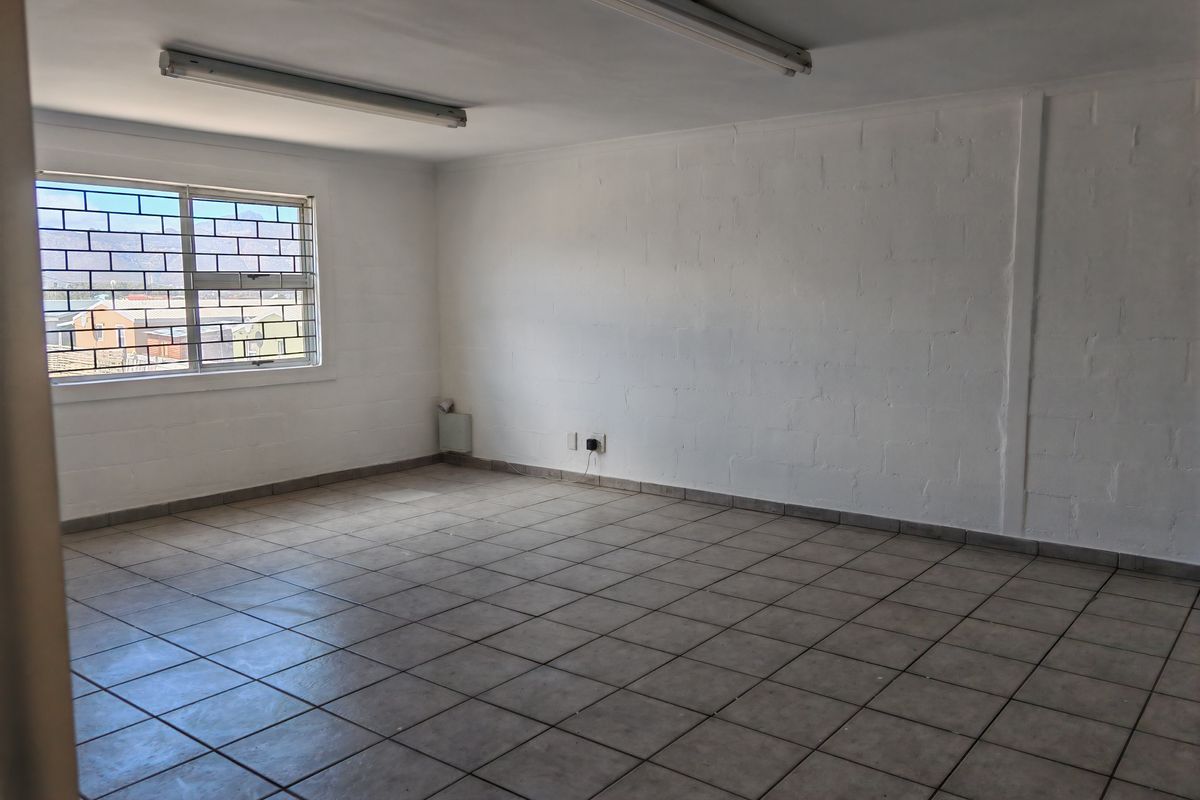 274m2 Industrial Warehouse with small Enclosed Yard Area To Let in the Strand. - Photo 2