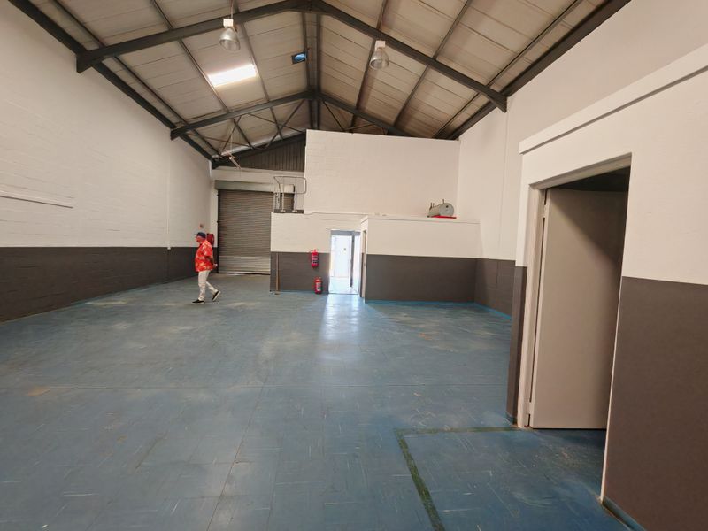 274m2 Industrial Warehouse with small Enclosed Yard Area To Let in the Strand. - Photo 6