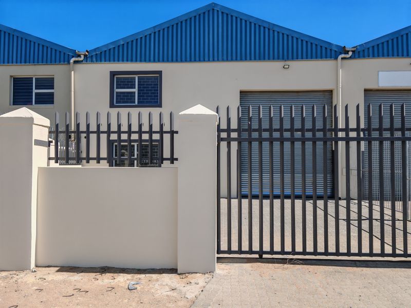 274m2 Industrial Warehouse with small Enclosed Yard Area To Let in the Strand. - Photo 8