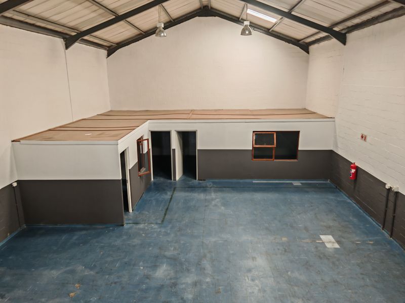 274m2 Industrial Warehouse with small Enclosed Yard Area To Let in the Strand. - Photo 3