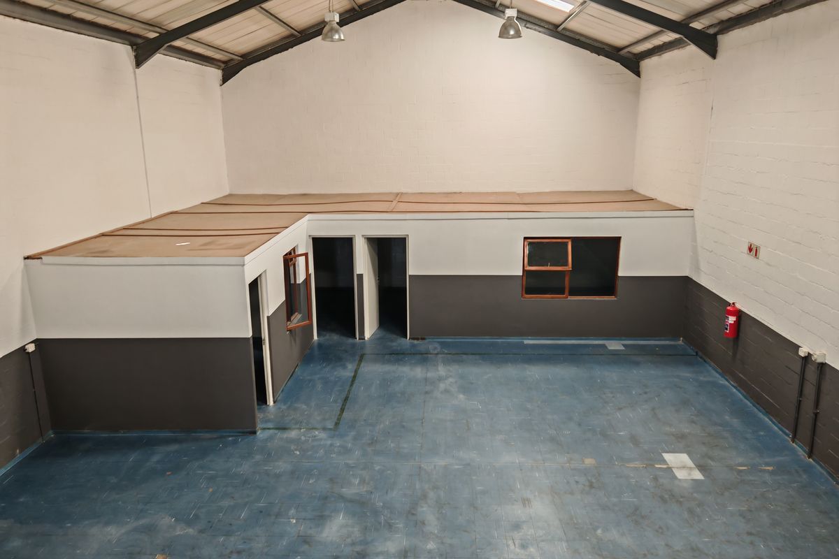 274m2 Industrial Warehouse with small Enclosed Yard Area To Let in the Strand. - Photo 3