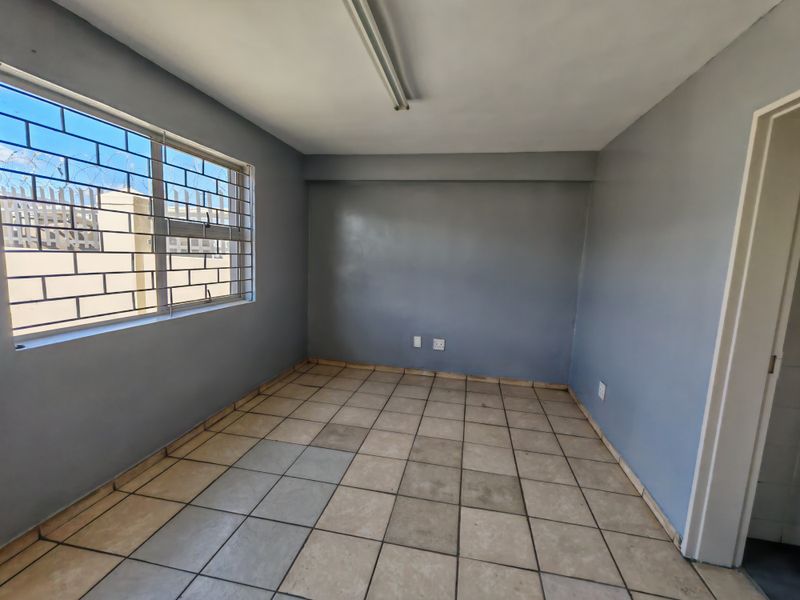 274m2 Industrial Warehouse with small Enclosed Yard Area To Let in the Strand. - Photo 5