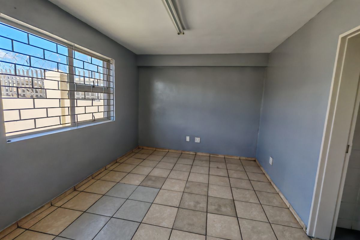 274m2 Industrial Warehouse with small Enclosed Yard Area To Let in the Strand. - Photo 5