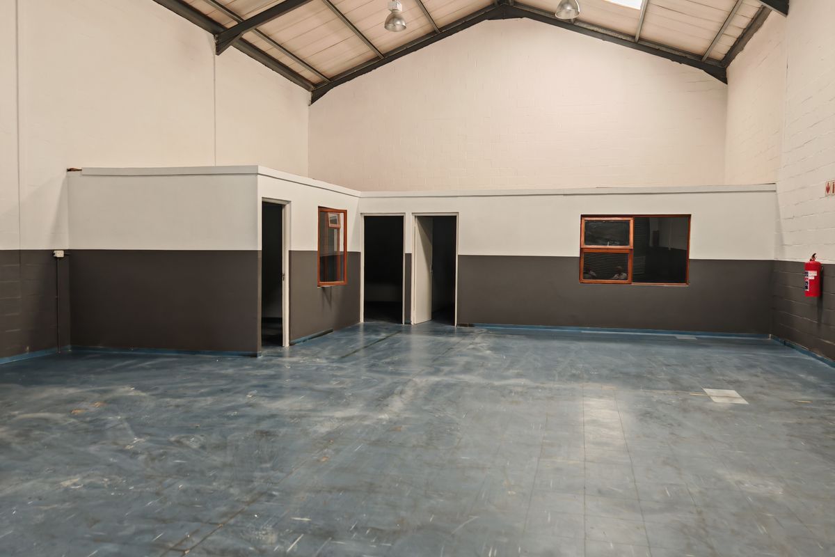 274m2 Industrial Warehouse with small Enclosed Yard Area To Let in the Strand. - Photo 4