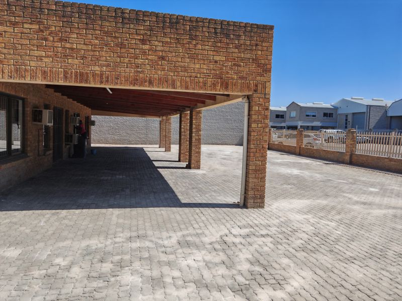 925m2 Warehouse with enclosed Yard area TO LET in Saxenburg Park 1, Blackheath. - Photo 4