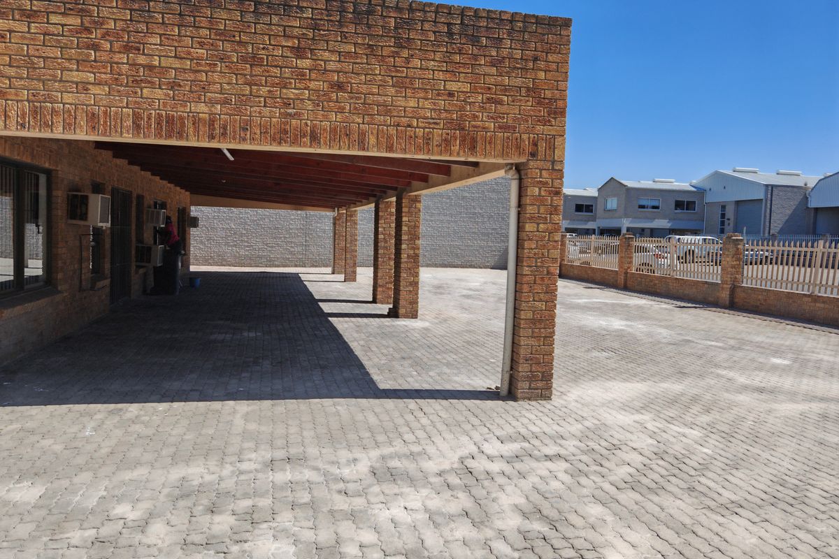 925m2 Warehouse with enclosed Yard area TO LET in Saxenburg Park 1, Blackheath. - Photo 4