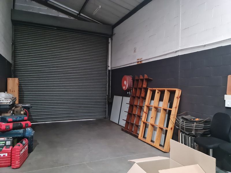 160m2 Industrial Unit TO LET in Somerset West Business Park. - Photo 7