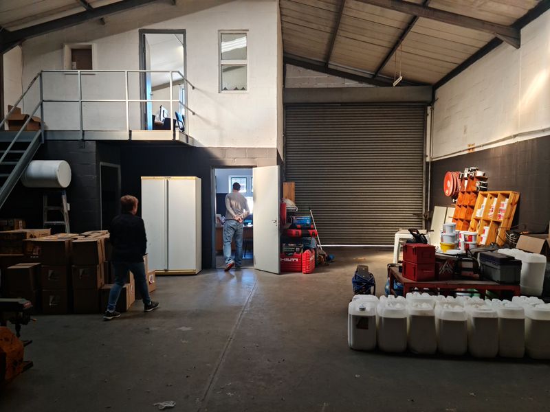 160m2 Industrial Unit TO LET in Somerset West Business Park. - Photo 3