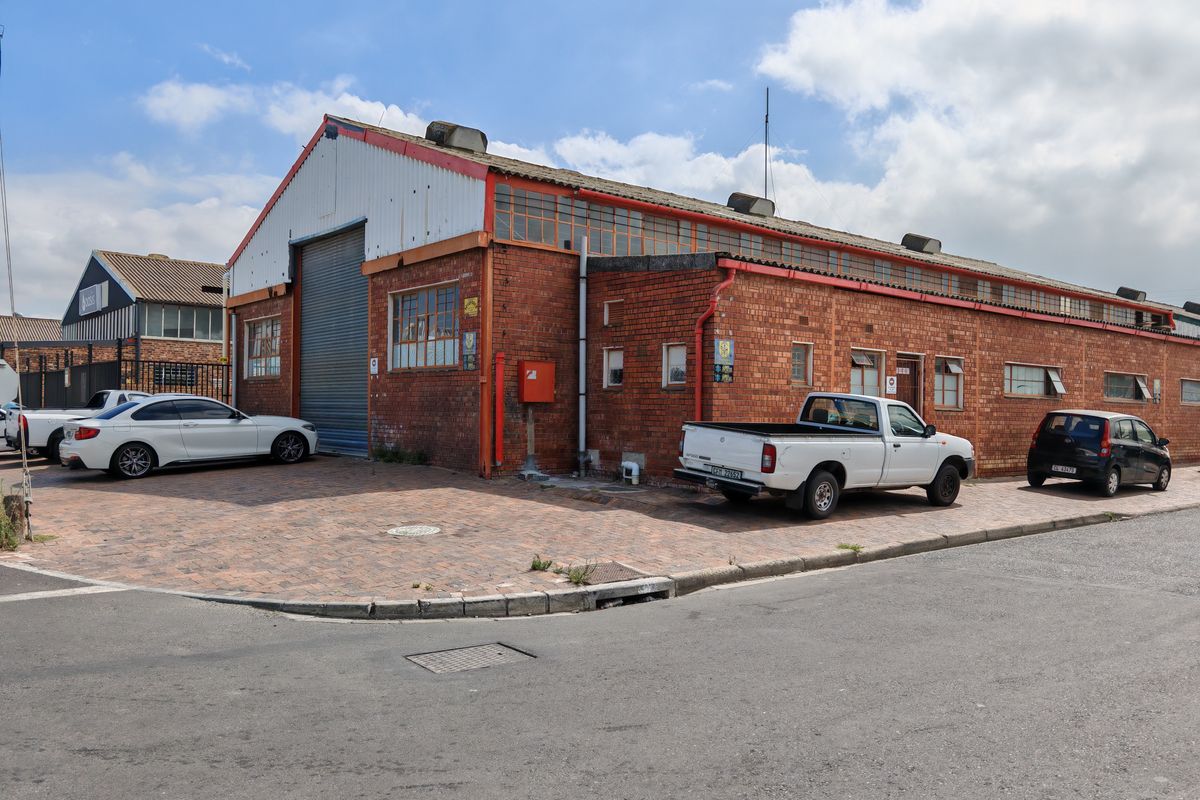 700m2  Warehouse with Enclosed Yard Area TO LET in Gants, Strand. - Photo 2